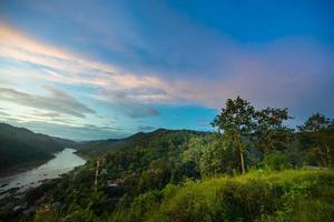 río salween en ban mae sam laep, distrito de sop moei, provincia de mae hong son entre tailandia y la frontera de myanmar en el crepúsculo. foto