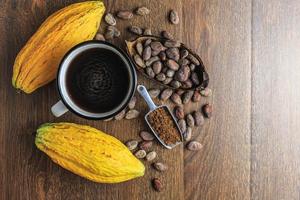 bebida de cacao caliente o bebida de chocolate con cacao en polvo y granos de cacao. foto