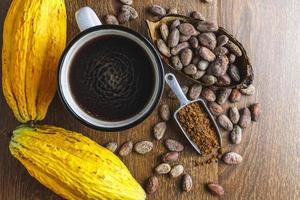 bebida de cacao caliente o bebida de chocolate con cacao en polvo y granos de cacao. foto