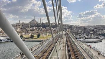 estambul,turquía-marzo 21,2022.estambul y vista de la ciudad vieja desde el puente del metro golden horn