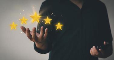 estrellas flotantes en la mano es una evaluación de satisfacción de cinco estrellas, calificación, comentarios y comentarios de los clientes.