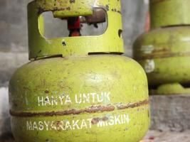 Cilindro de gas de melón elpiji tamaño 3 kg utilizado por la gente de indonesia. 'hanya untuk masyarakat miskin' foto