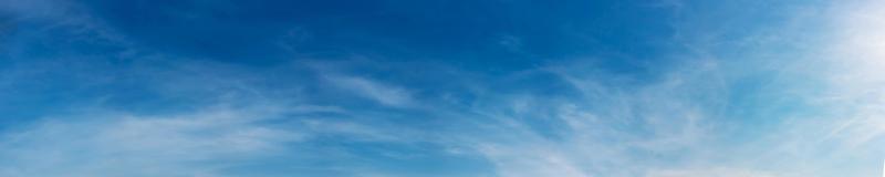 panorama del cielo con nubes en un día soleado. foto