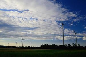 muchas turbinas de viento en un parque eólico foto