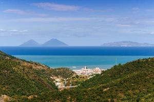 hermosa vista a lo largo del cabo milazzo. foto