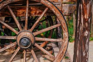 carro con ruedas de madera foto