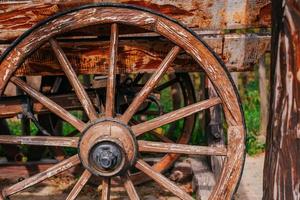 carro con ruedas de madera foto