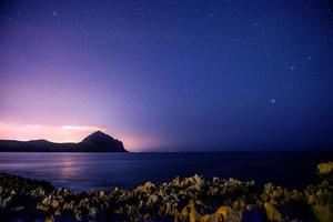 el cielo estrellado sobre la dolomita rocosa foto