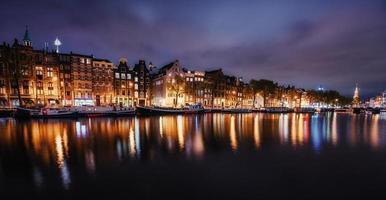 hermosa noche en amsterdam. iluminación de edificios foto