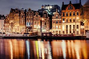 hermosa noche en amsterdam. iluminación de edificios