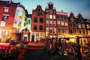hermosa vista nocturna tranquila de la ciudad de amsterdam foto