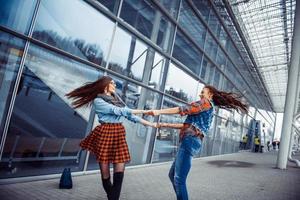 chicas divirtiéndose y felices cuando se conocieron en el aeropuerto.procedimiento artístico foto