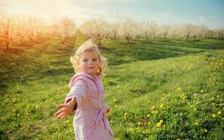 niño jugando en un día soleado de primavera. efecto tonificante foto