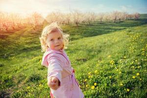 niño jugando en un día soleado de primavera. efecto tonificante foto