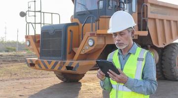 retrato de un ingeniero de minas senior usando una tableta. foto