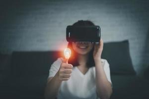 mujer asiática con anteojos vr metaverso de conexión global virtual a Internet, seguridad y encriptación de la información, acceso seguro a la información personal del usuario, acceso seguro a Internet, ciberseguridad. foto