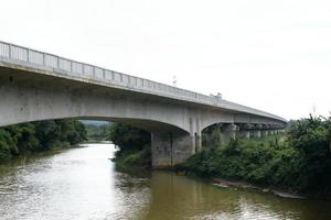 puente de hormigón gris foto