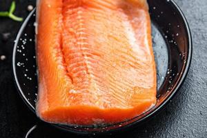 char pescado filete de salmón crudo mariscos comida comida en la mesa