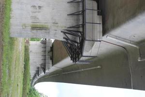 bajo el puente de cemento foto