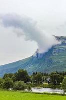 cascada doble hydnefossen envuelta en nubes y niebla increíbles, noruega. foto