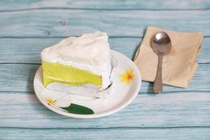 pastel de crema de coco en la mesa azul postre casero foto