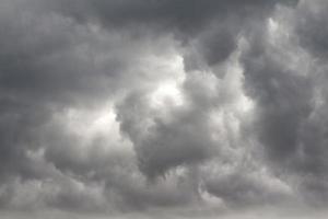 fondo de nubes de lluvia. el cielo estaba cubierto de nubes negras. foto