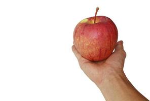 manzana roja con gotitas de agua en la mano de un joven aislado de fondo blanco con camino de recorte. foto