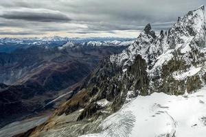 vista desde monte bianco o mont blanc en el valle d aosta italia foto