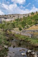 vista de la campiña alrededor de la ensenada de malham en el parque nacional de los valles de yorkshire foto