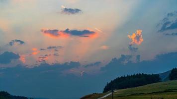 cielo al atardecer en el parque nacional yorkshire dales cerca de malham foto