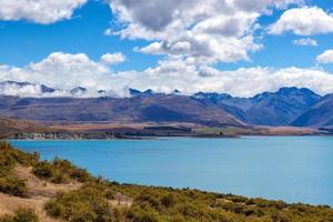 vista panorámica del colorido lago tekapo en nueva zelanda foto