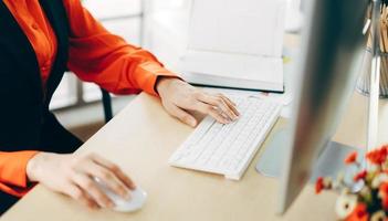 mujer de negocios que usa tecnología moderna y trabaja en la oficina foto