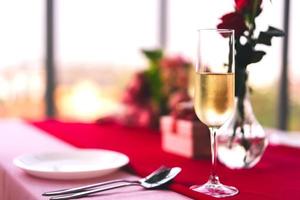 mesa de restaurante con tema de amor festivo de san valentín para cena de pareja de amor. foto