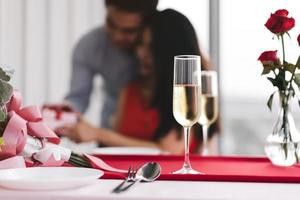 mesa de restaurante con tema de amor festivo de san valentín para cena de pareja amorosa con bebida de champán.