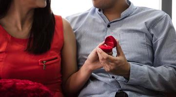 hombre sosteniendo una caja de anillo de bodas para dar a su novia para proponer