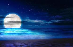 playa, mar y luna en el espacio azul. increíble vista del color azul en el cielo. cielo nocturno de fondo con estrellas, luna y playa de arena. la imagen de la luna de incomparable belleza. foto