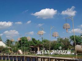 14 de febrero de 2020. pathumthani tailandia. nuevo hito de tailandia. puente de bambú, cielo en la granja orgánica en la oficina del museo de agricultura del jubileo de oro. granja de sabiduría en tailandia foto