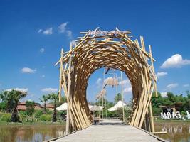 arco de entrada en el puente de bambú. pathumthani tailandia. 14 de febrero de 2020. nuevo hito de tailandia. granja orgánica en el museo del jubileo de oro de la oficina de agricultura. granja de sabiduría en tailandia foto