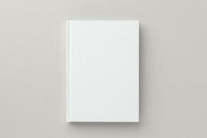 maqueta de portada en blanco de libro blanco sobre un fondo beige, capa plana, maqueta foto