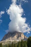 montañas en los dolomitas cerca de cortina d ampezzo foto