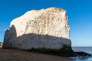 vista de los acantilados de tiza en la bahía de botánica cerca de broadstairs en kent foto