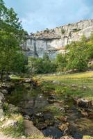 vista de la campiña alrededor de la ensenada de malham en el parque nacional de los valles de yorkshire foto