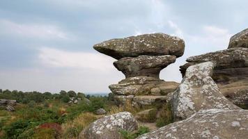 vista panorámica de las rocas de brimham en el parque nacional de los valles de yorkshire foto