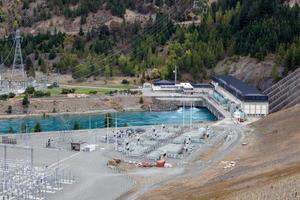 central eléctrica benmore en el lago aviemore en nueva zelanda foto