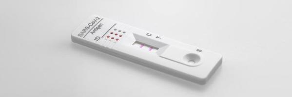 resultado positivo de la prueba mediante el uso de un dispositivo de prueba rápida para covid-19. foto