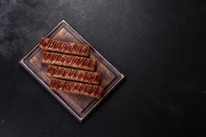 kebab a la parrilla con especias y hierbas sobre un fondo de hormigón oscuro foto