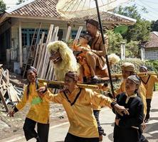 regencia de cianjur, java occidental indonesia, 2022 - arte sudanés llamado sisingaan. foto