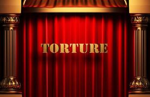 palabra dorada de tortura en la cortina roja foto