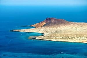 vista de isla graciosa frente a la costa de lanzarote foto