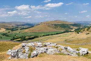 vista de la montaña conistone pie en el parque nacional de los valles de yorkshire foto